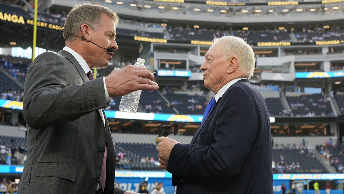 Jerry Jones dan Troy Aikman mengobrol