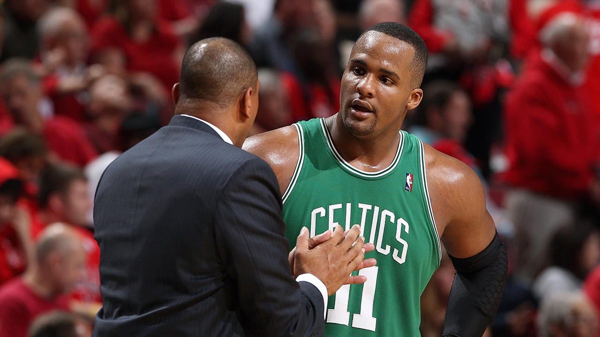 Glenn Davis berbicara dengan Doc Rivers