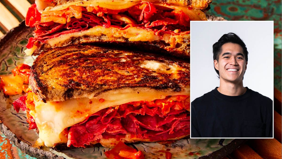 Sisipan Wayne Hahn tersenyum ke arah kamera di atas foto sandwich Reuben Korea miliknya.