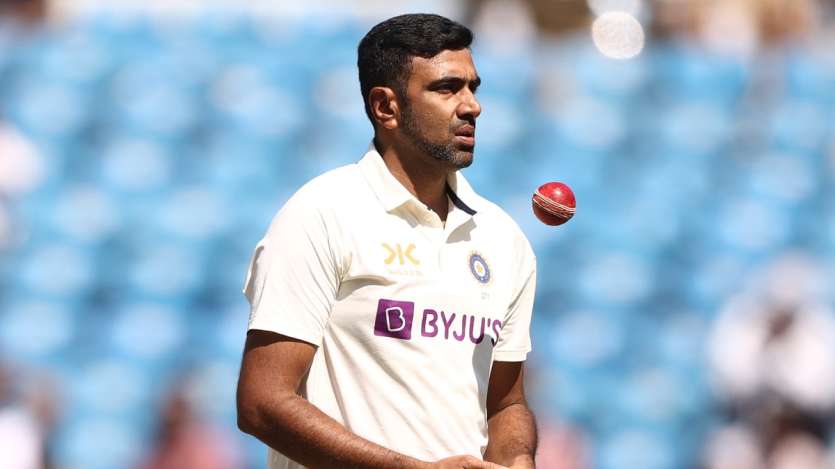 Ravichandran Ashwin berada di urutan kedua dalam peringkat bowler Tes ICC. Hidangan Ashwin luar biasa di tanah India. Dia memenangkan hati semua orang dengan pukulan eksplosifnya melawan Bangladesh. Ini memiliki 849 poin peringkat. 