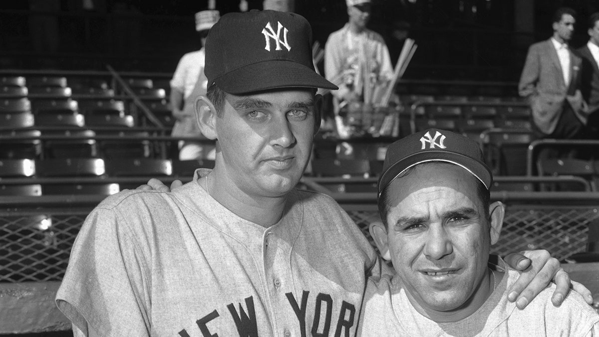 Don Larsen dan Yogi Berra berpose untuk foto