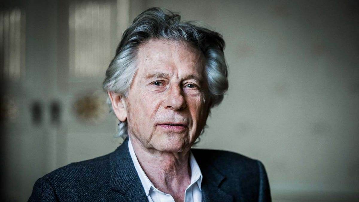 Sutradara Roman Polanski mengenakan blazer hitam