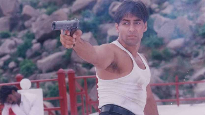 Pada tahun 1997, Salman Khan terlihat berperan sebagai petugas polisi untuk pertama kalinya dalam film Auzaar karya adiknya Sohail Khan. Aktor Sanjay Kapoor dan Shilpa Shetty pun turut hadir sebagai pemeran utama dalam film ini. Menurut laporan Bollywood Hungama, film Salman ini tidak bisa berbuat istimewa dan gagal meraup penjualan Rs 5,68 crore.
