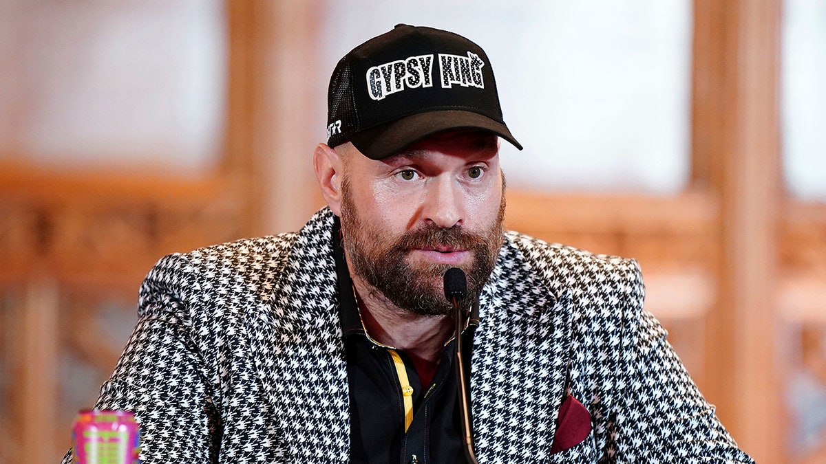 Tyson Fury berbicara kepada media