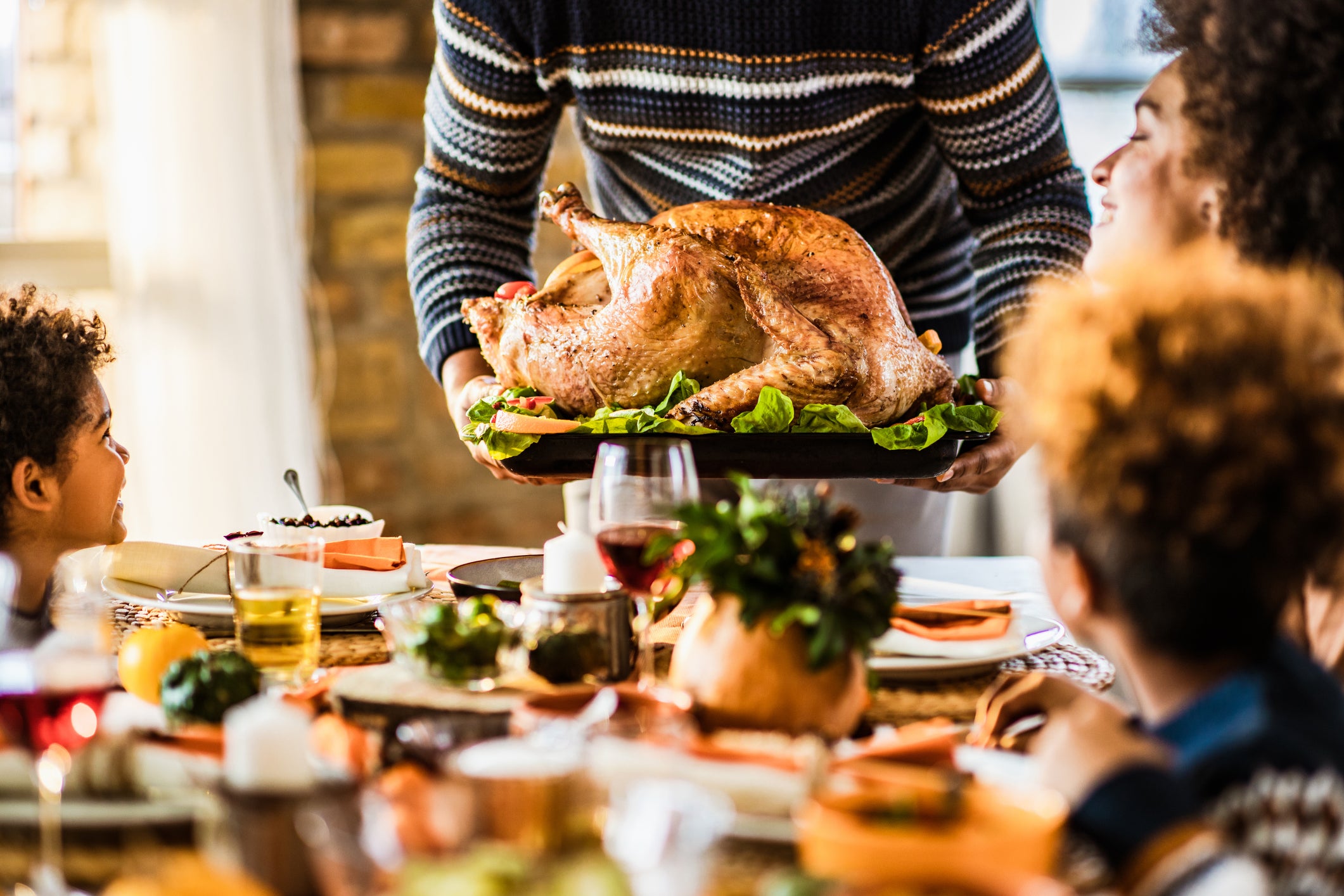 Kalkun yang belum diukir disajikan di meja Thanksgiving