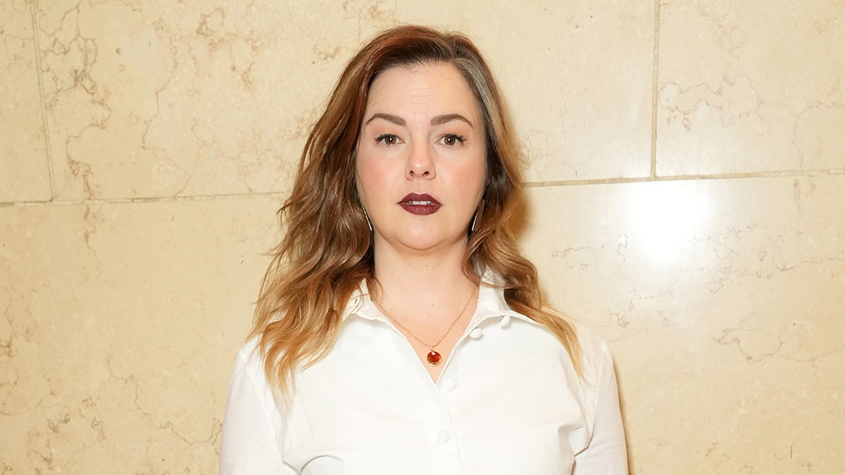 Aktris Amber Tamblyn mengenakan kemeja berkancing putih.