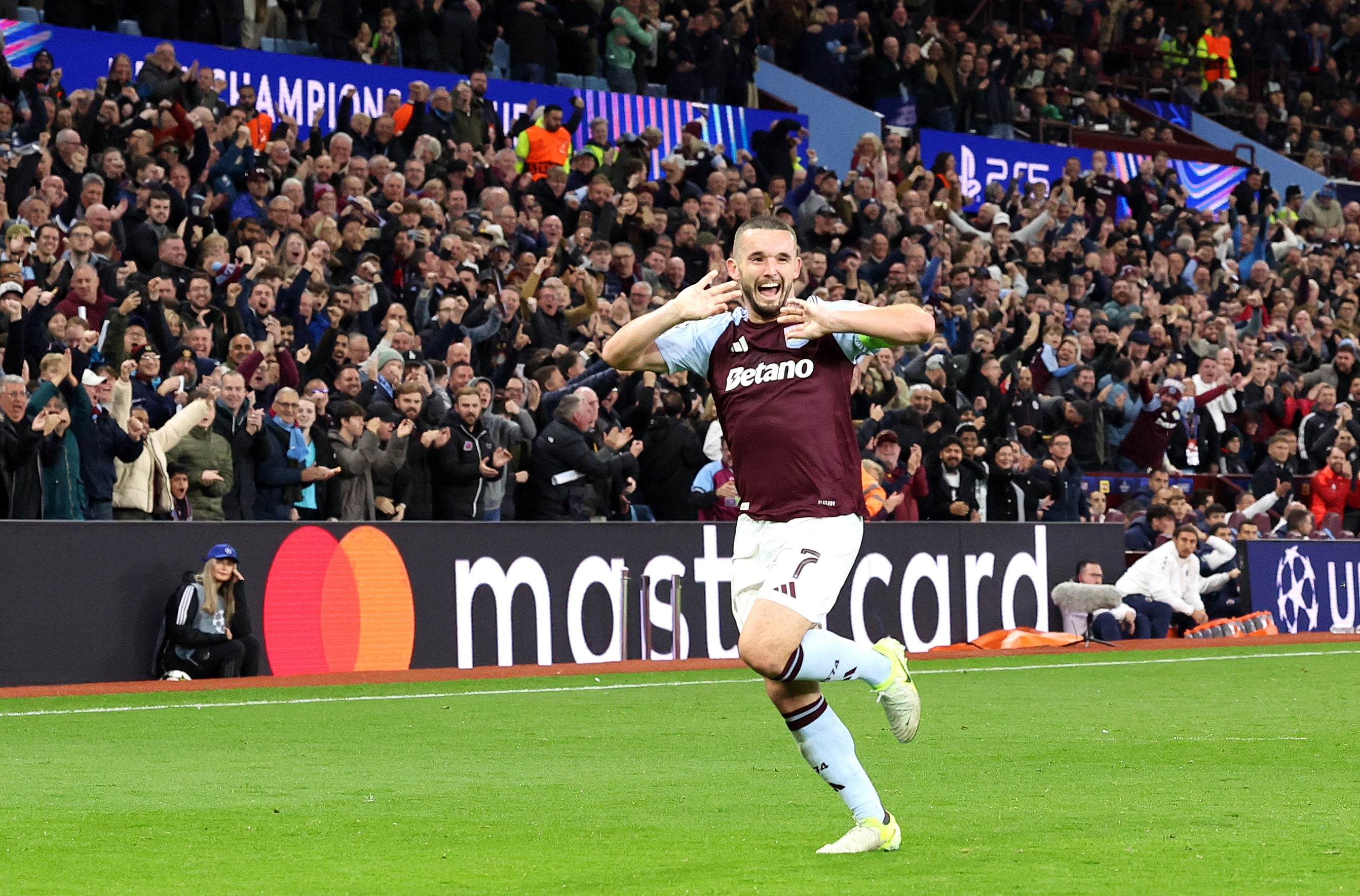 John McGinn membuka skor untuk Aston Villa dari bola mati