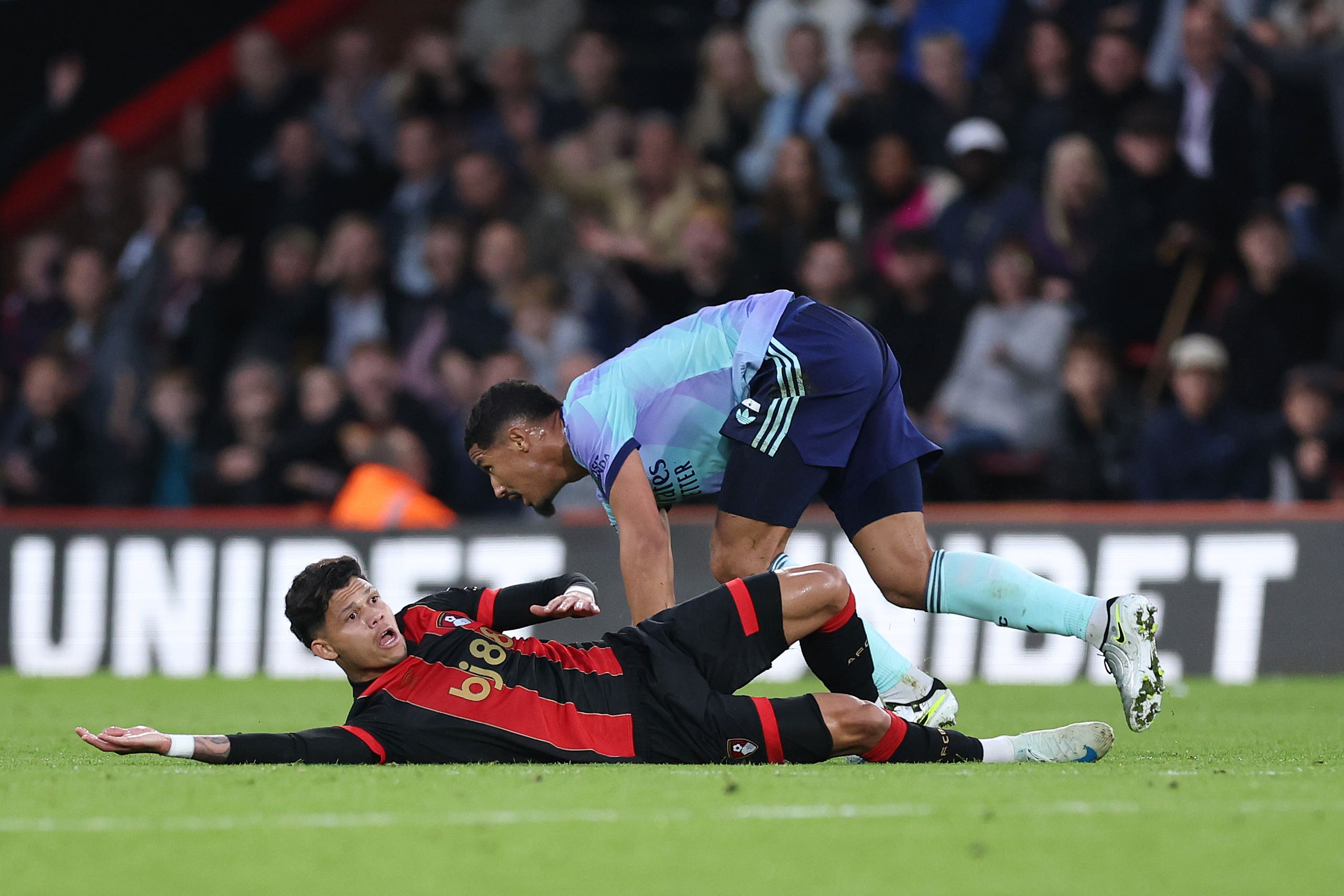 William Saliba dikeluarkan dari lapangan setelah melakukan pelanggaran terhadap Ivanilson