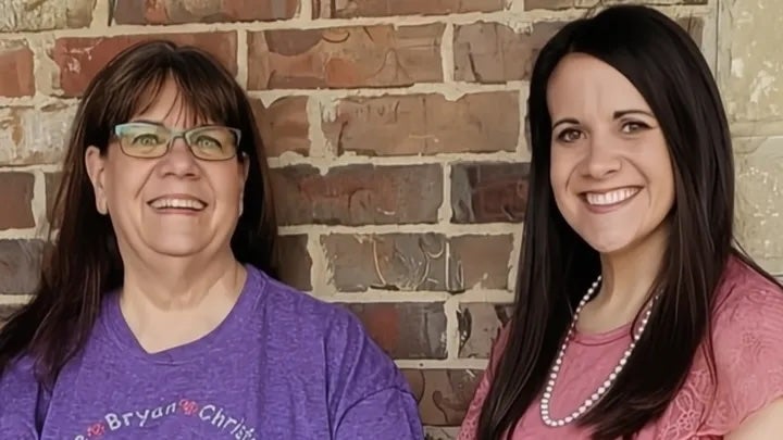 Susie Jett, 72, dari Oklahoma, sedang mengunjungi Oahu, Hawaii, bersama putrinya Laura Rich, 41, ketika mereka terdampar di pantai oleh gelombang besar. Susie dan satu orang lainnya juga ikut hanyut dalam kejadian ini