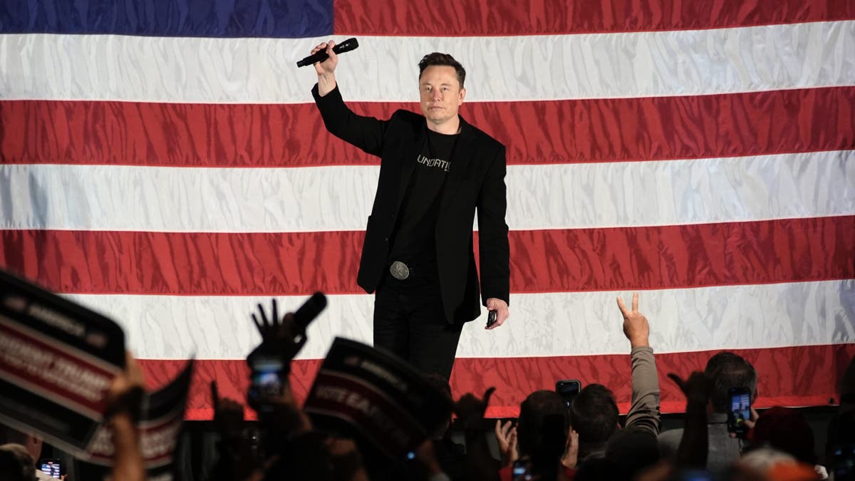 Elon Musk berbicara kepada orang banyak