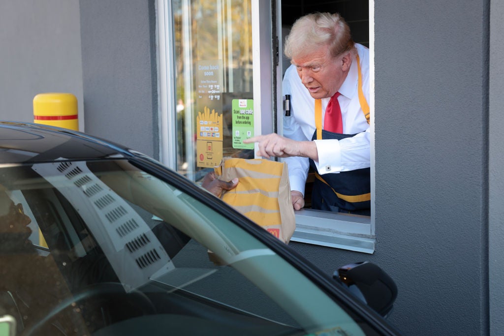 Donald Trump bekerja secara drive-thru di McDonald's saat kampanye di Pennsylvania