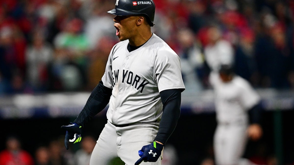 Pemain luar New York Yankees Juan Soto merayakannya setelah melakukan home run tiga kali pada inning kesepuluh melawan Cleveland Guardians selama Game Kelima ALCS untuk Playoff MLB 2024 di Progressive Field. 