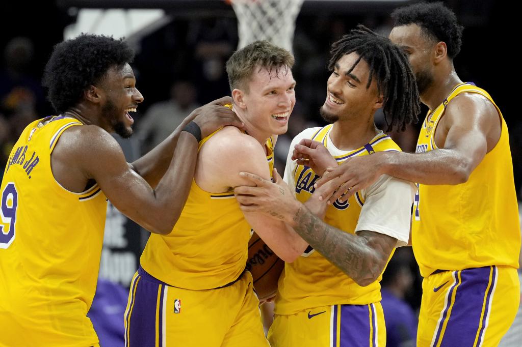 Dalton Knecht, diberi ucapan selamat oleh rekan satu timnya di Lakers.