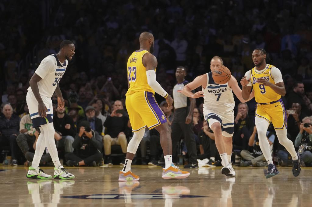 Penyerang Los Angeles Lakers LeBron James (23) mengoper ke guard Bronny James (9) pada paruh pertama pertandingan bola basket NBA melawan Minnesota Timberwolves, Selasa, 22 Oktober 2024, di Los Angeles. (Foto AP/Eric Thayer)