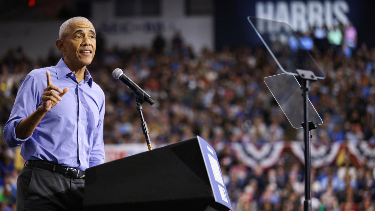 Mantan Presiden Barack Obama berbicara dalam kampanye untuk mendukung calon presiden dari Partai Demokrat dan Wakil Presiden AS Kamala Harris di Pittsburgh, Pennsylvania, AS, 10 Oktober 2024. REUTERS/Quinn Glabicki