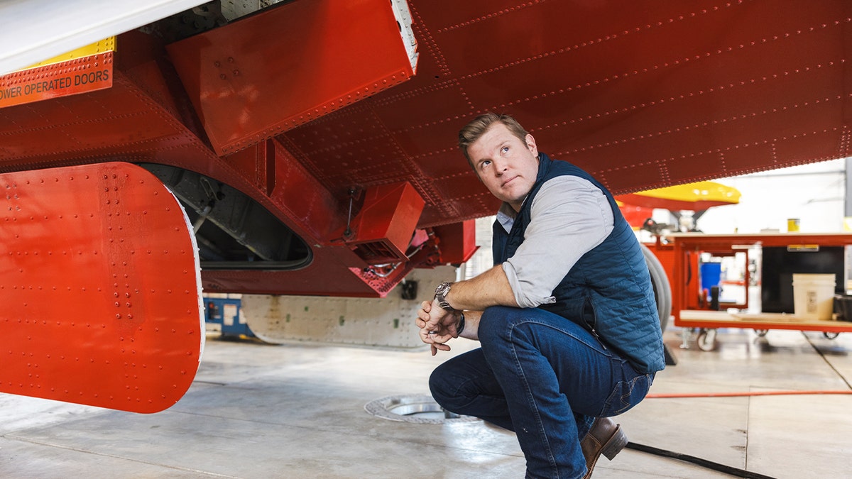 Pendiri dan CEO Bridger Aerospace dan kandidat Senat Partai Republik Tim Sheehy di Bridger Hangar di Bozeman, Montana, Kamis, 18 Januari 2024. Sheehy adalah mantan Navy SEAL yang hatinya berlubang. Sebuah peluru di lengannya, berencana menjadi senator Montana berikutnya dan misi untuk menyelesaikan krisis kebakaran hutan di Amerika.