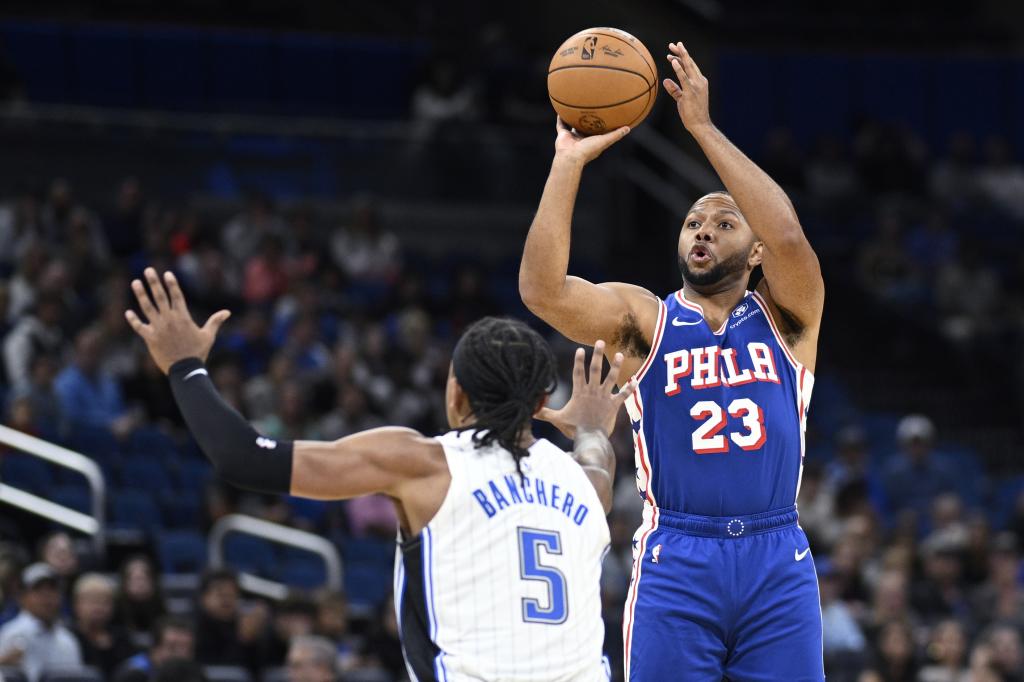 Eric Gordon menembak keranjang melawan Magic di pramusim.