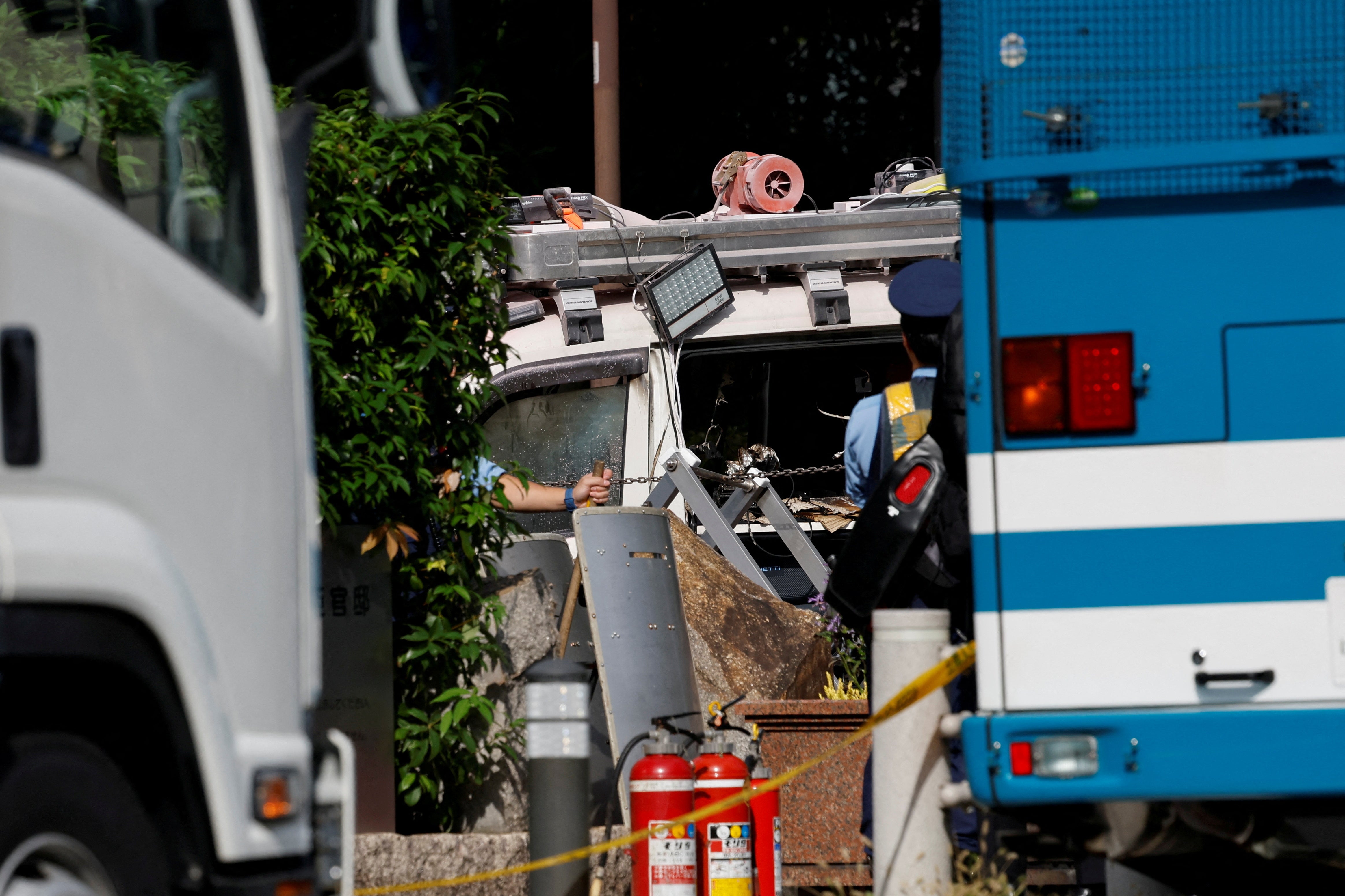 Polisi sedang menyelidiki setelah sebuah mobil tersangkut di pagar dekat pintu masuk kantor perdana menteri di Tokyo