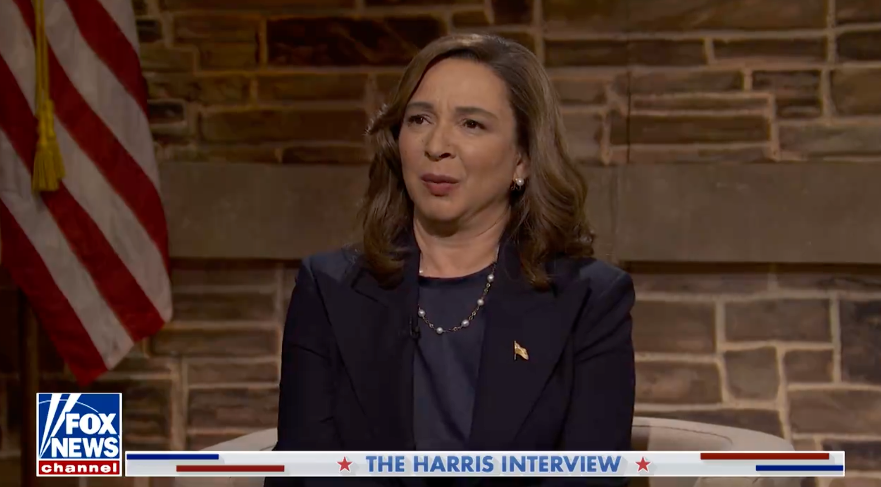 Maya Rudolph muncul sebagai Kamala Harris dalam sandiwara yang mengejek wawancaranya di Fox News dan balai kota Donald Trump.