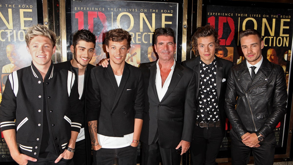 Simon Cowell dengan anggota One Direction