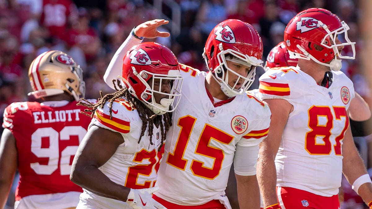 Patrick Mahomes merayakan gol bersama Kareem Hunt