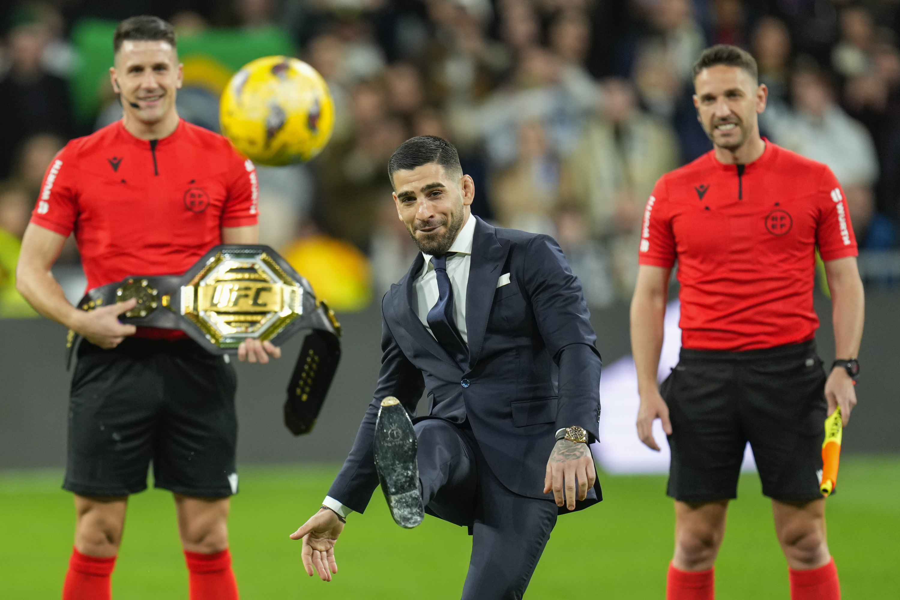 Topuria melakukan kick-off di Bernabéu.