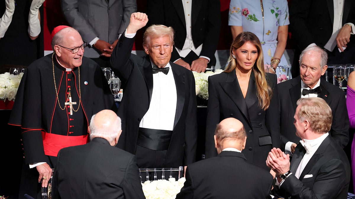 Uskup Agung New York Kardinal Timothy M. Dolan, calon presiden dari Partai Republik dan mantan Presiden AS Donald Trump dan Melania Trump pada acara Tahunan Alfred E. Trump ke-79 pada 17 Oktober 2024 di New York City, Amerika Serikat. Smith menghadiri Makan Malam Memorial Foundation. REUTERS/Brendan McDermid