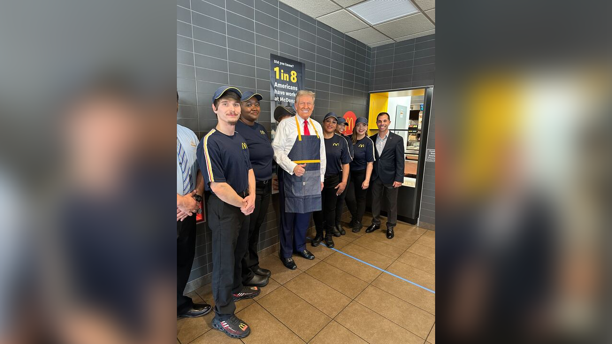 Donald Trump dengan karyawan McDonald's