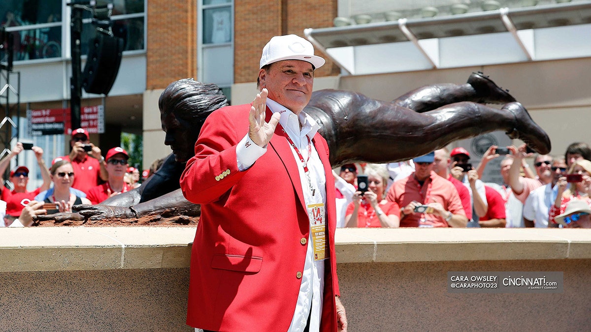 Pete Rose melambai ke arah para penggemar