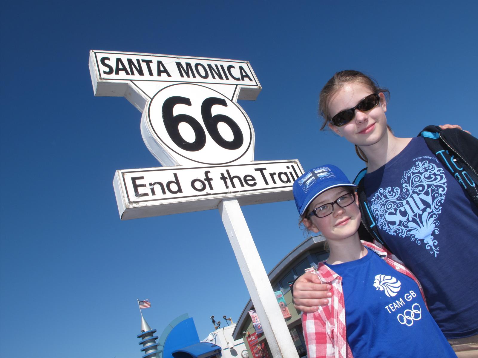 Bukan melalui jalan darat: Poppy, kiri dan Daisy Calder di ujung Route 66 di pantai California