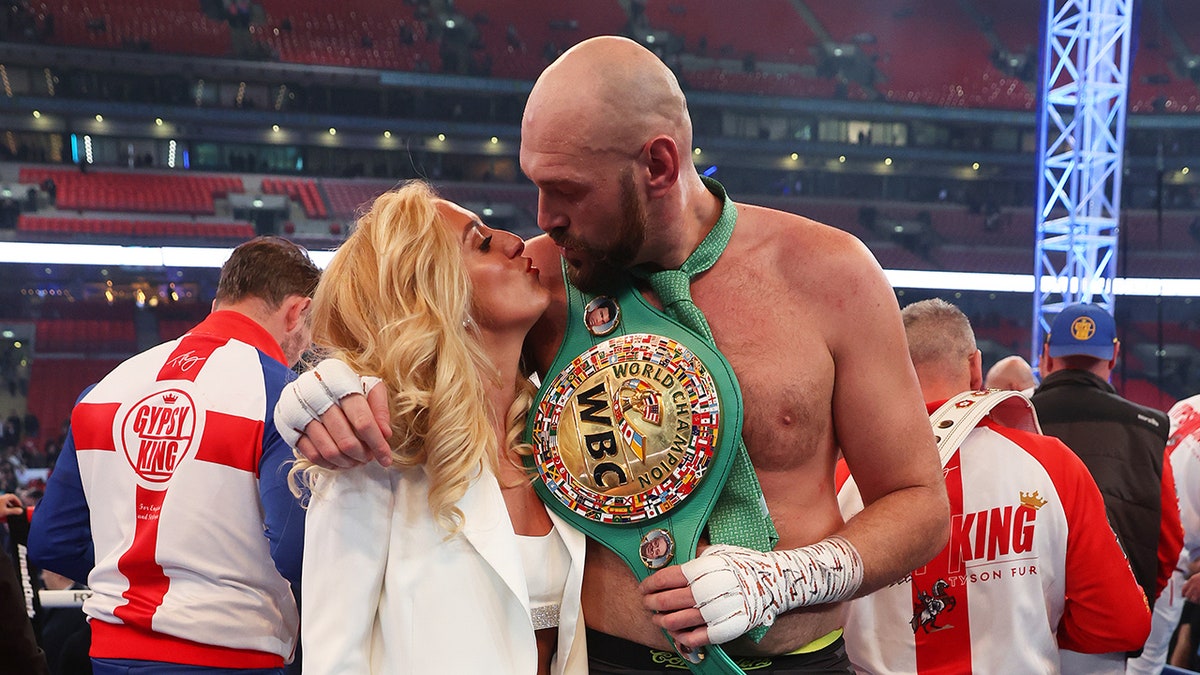 Tyson dan Paris Fury berciuman di ring tinju