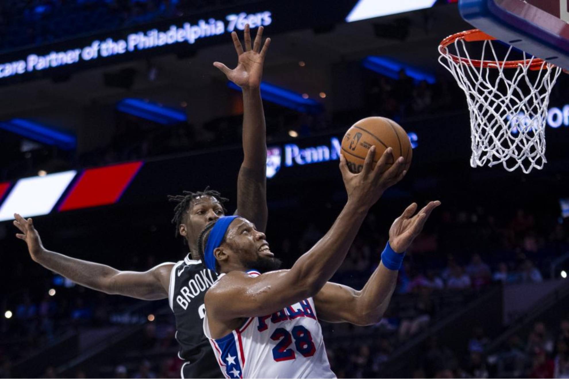 Guerschon Yabusele melakukan tembakan ke keranjang dalam pertandingan pramusim Sixers.