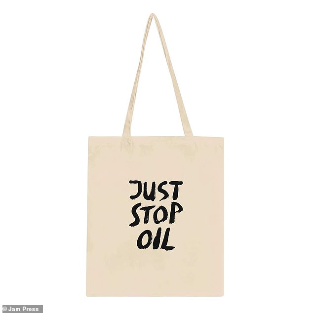 'Just Stop Oil' di satu sisi tas dan 'This bag is full of superglue' di sisi lain.