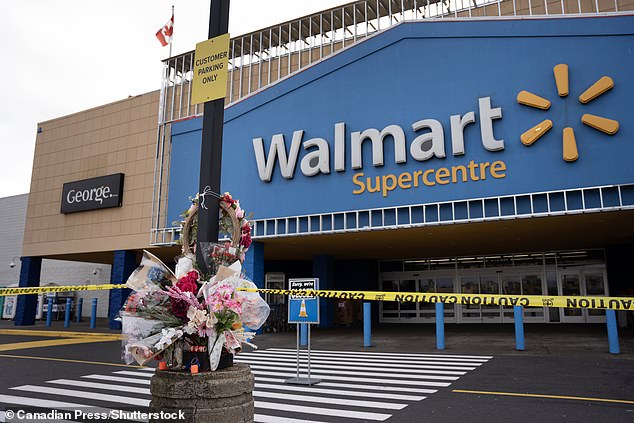 Kaur dan ibunya mulai bekerja bersama di Walmart dua tahun lalu, tak lama setelah tiba dari India untuk mencari peluang baru.