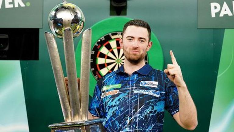 Luke Humphreys merayakan dengan trofinya setelah mengalahkan Luke Littler di final Paddy Power World Darts Championship di Alexandra Palace, London. Tanggal gambar: Rabu, 3 Januari 2024.