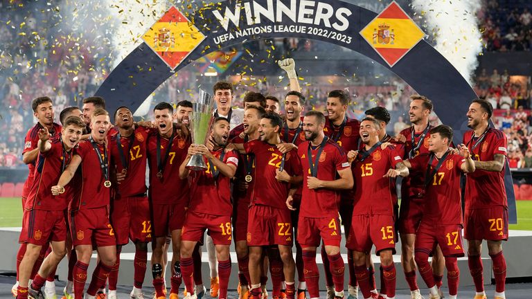 Para pemain Spanyol merayakannya dengan trofi di Liga Bangsa-Bangsa