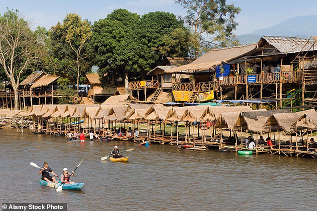 Wisatawan bermain kayak di kota pesta Vang Vieng, Laos