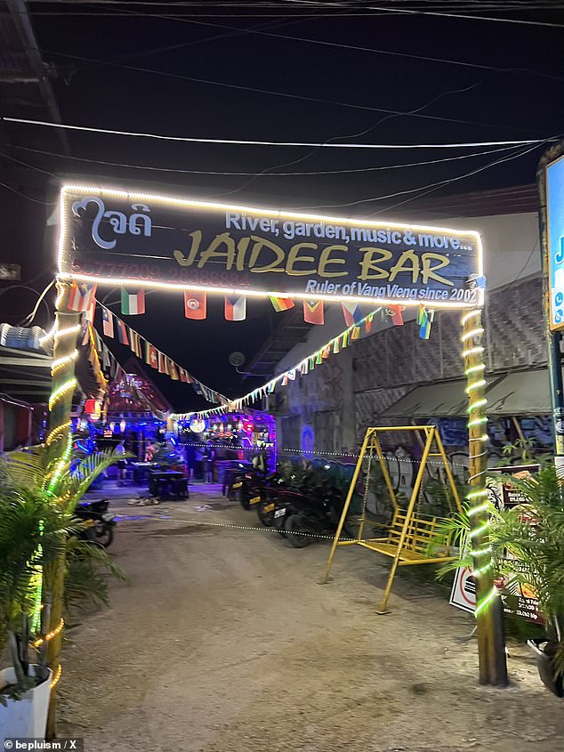 Seorang pria yang membantu Ms Jones dan Ms Bowles mengatakan kepada Herald Sun bahwa mereka sedang minum-minum di Zaidi Bar di tepi pantai di Vang Vieng (foto)