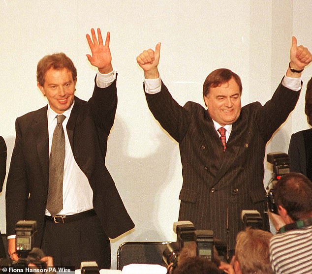 John Prescott dan Tony Blair muncul di konferensi Partai Buruh pada tahun 1996