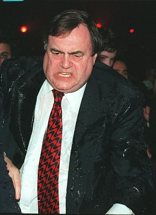 Wakil Perdana Menteri John Prescott di Brit Awards 1998 setelah disiram air oleh Danbert Nobakan dari Chumbawamba