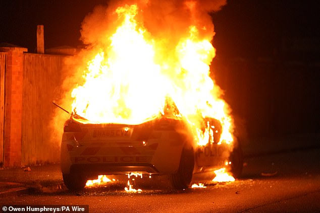 Sebuah mobil polisi dibakar ketika petugas dikerahkan di jalan-jalan Hartlepool setelah protes yang disertai kekerasan pada 31 Juli