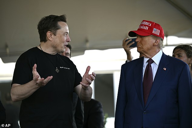 Trump, 78, mendengarkan dengan penuh perhatian pada hari Selasa ketika Musk menjelaskan cara kerja roketnya sebelum roket terbesar di armadanya lepas landas. Trump tampaknya membiarkan Musk menjadi pusat perhatian, namun pakar bahasa tubuh Judy James mengatakan interaksi tersebut 'tampak seperti laboratorium sains pada hari pembukaan orang tua di sekolah.'