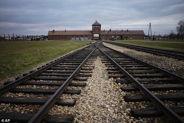 Jalur kereta api tempat jutaan orang tiba untuk diangkut ke kamar gas bekas kamp kematian Nazi Auschwitz Birkenau