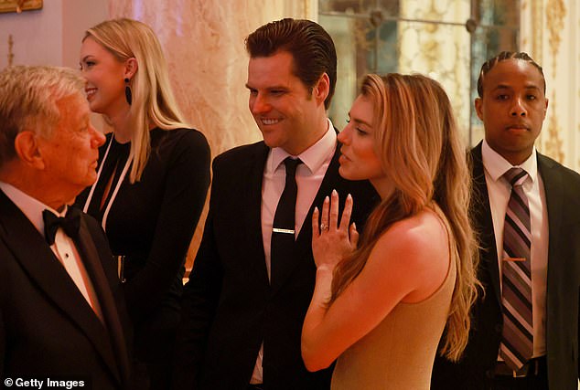 Matt Gaetz (tengah) dan istrinya Ginger Lucky Gaetz berbicara dengan tamu lainnya di America First Policy Institute Gala di Mar-a-Lago pada 14 November 2024 di Palm Beach.