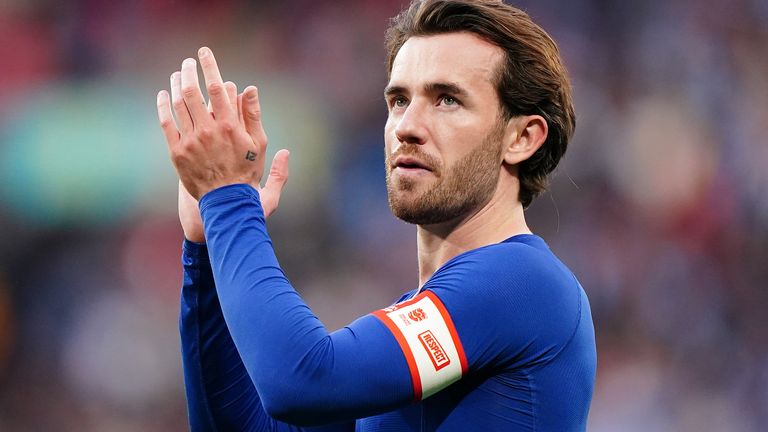 Ben Chilwell dari Chelsea memberikan tepuk tangan kepada para penggemar usai pertandingan semifinal Piala FA Emirates di Stadion Wembley, London. Tanggal diambil: Sabtu, 20 April 2024.