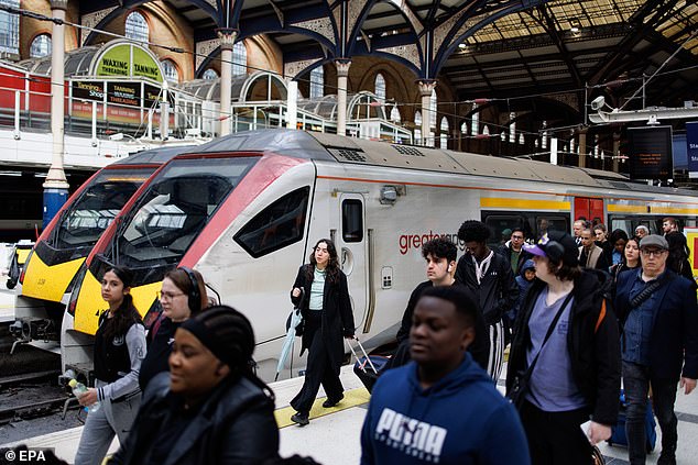 Perkiraan jumlah masuk dan keluar di Liverpool Street pada tahun hingga akhir Maret adalah 94,5 juta