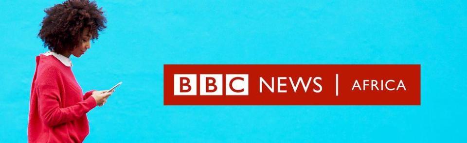 Seorang wanita melihat ponselnya dan gambar BBC News Africa