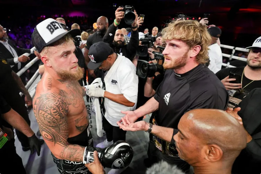 15 Desember 2023; Orlando, Florida, AS; Jake Paul diberi ucapan selamat oleh Logan Paul setelah mengalahkan Andre August di ronde pertama di Caribbean Royal Orlando. Kredit Wajib: Nathan Ray Seebeck-USA TODAY Sports