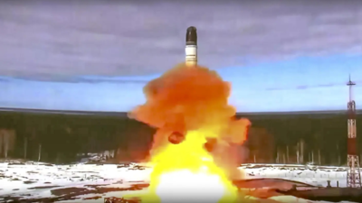 Ketika perang meningkat, Rusia melancarkan serangan ICBM terhadap Ukraina