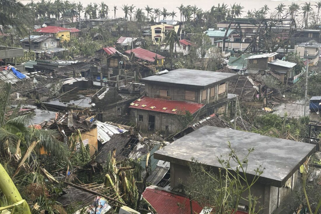 Foto yang disediakan oleh MDRRMO Viga Catanduanes ini menunjukkan rumah-rumah yang rusak akibat Topan Man-yi di Viga, provinsi Catanduanes, timur laut Filipina, Minggu, 17 November 2024. (MDRRMO Viga Catanduanes melalui AP)